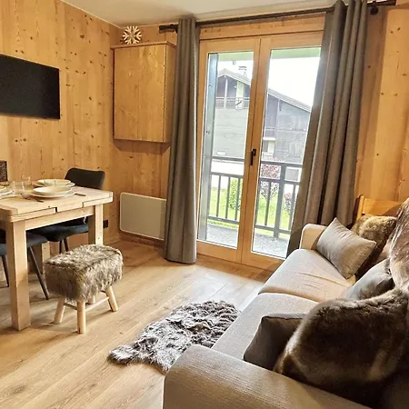 Avec Balcon Expose Sud, Casier A Skis Et Parking, Proche Des Pistes A Appartement